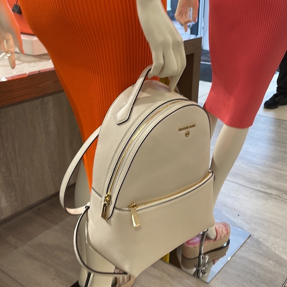 Michael Kors Women's Valerie Medium Pebbled Leather Backpack
Light Cream 
NWT - Picture 3 of 16